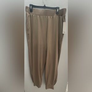 Yogalicious Tiramisu Lux Midtown Jogger in Soft Taupe